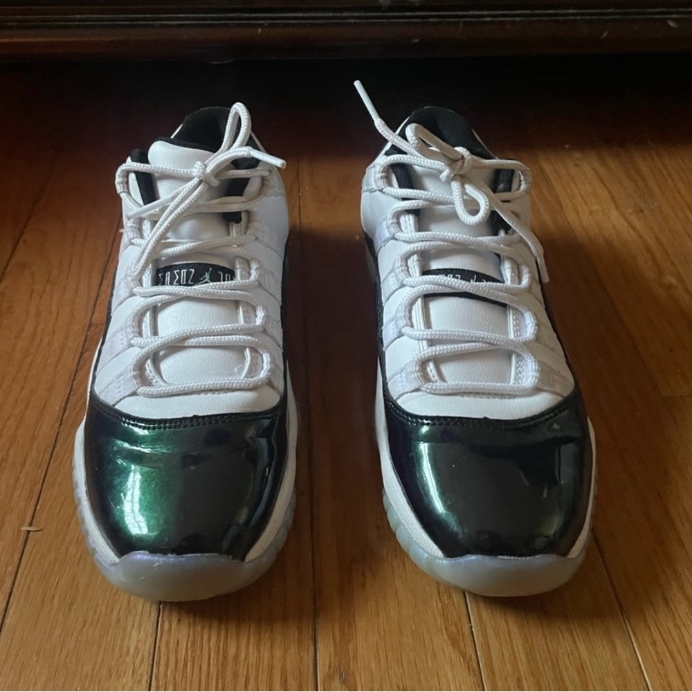 kids Jordan 11 Emerald retro size 3y